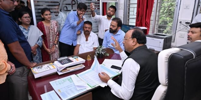 *राजस्वमंत्री बावनकुले का रजिस्ट्रार कार्यालय का औचक निरीक्षण*  *कई अनियमितताएँ हुयी उजागर*