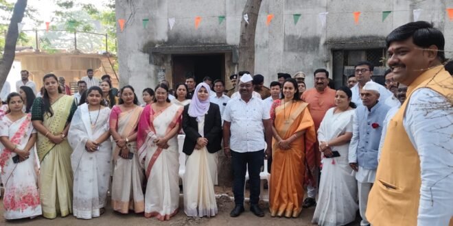 *नवनियुक्त नगराध्यक्ष,उपाध्यक्ष ने उत्साह से कीया ध्वजारोहण*  *नगराध्यक्षा संजना मंगळे,उपाध्यक्ष राजु घुगल,मुख्याधिकारी अर्शीया जुही ने कीया ध्वजारोहण*