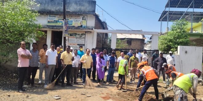 *भारतीय जनता पक्षाच्या स्थापना दिनानिमित्त ग्रामस्वच्छता अभियान*  *नगराध्यक्ष, उपाध्यक्ष, मुख्याधिकारी, नगरसेवक, नगरसेविका व कर्मचाऱ्यांचा उत्सफुर्त सहभाग*