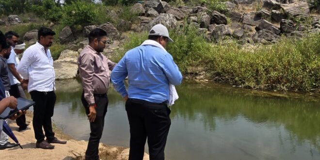 *कन्हन नदी में मौत का गड्ढा बुझाने की हलचल तेज*  *विधायक आशिषबाबू देशमुख के दिशानिर्देशोपर तहसीलदार व जलसंपदा विभाग का घटनास्थल मुआवना*